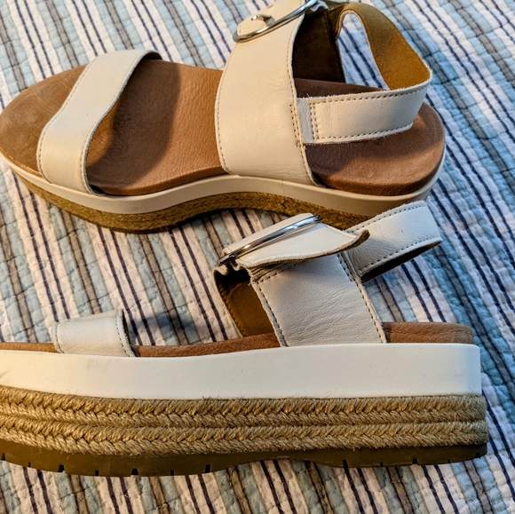 Ugg sandals - Picture 2 of 4
